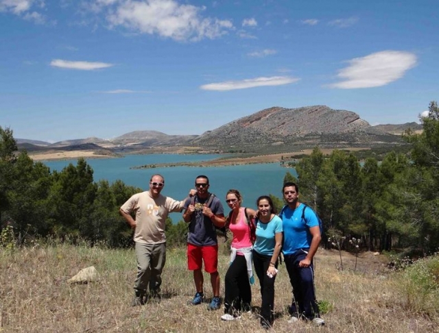 grupo de amigos de pie con una presa de fondo
